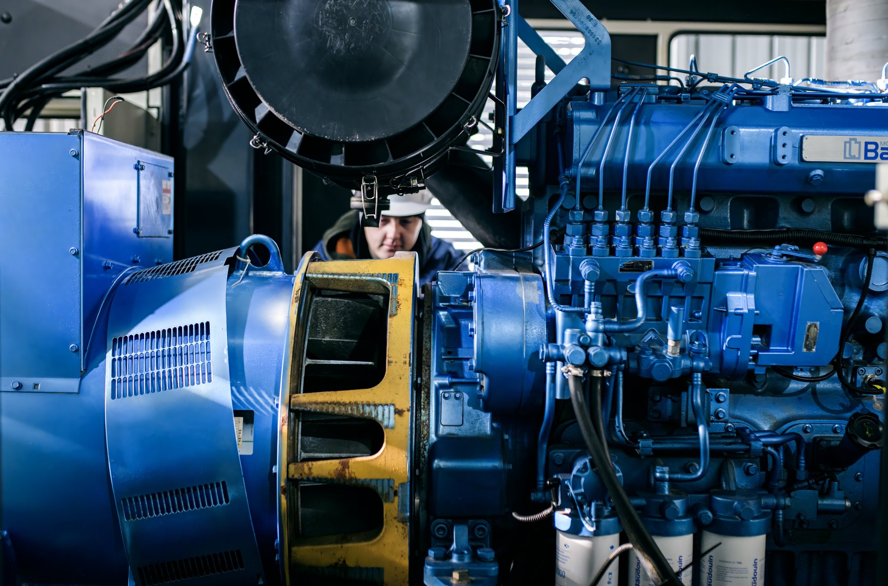 Técnico Australtec en el diagnóstico de un motor diésel de grupo electrógeno